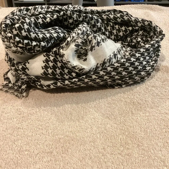 Lands End houndstooth scarf - Picture 4 of 5